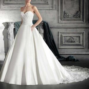 Demetrios #810 Wedding Gown (Unaltered)